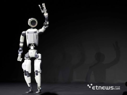 세계 최대 가전·정보기술(IT) 전시회 'CES 2026' 개막을 하루 앞둔 5일(현지시간) 미국 네바다주 라스베이거스 만달레이베이에서 열린 현대차그룹 프레스 컨퍼런스에서 휴머노이드 로봇 아틀라스가 관객들에게 인사하고 있다.  라스베이거스=이동근기자 foto@etnews.com