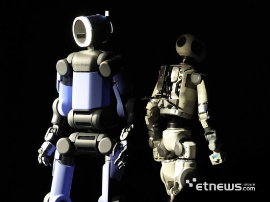 세계 최대 가전·정보기술(IT) 전시회 'CES 2026' 개막을 하루 앞둔 5일(현지시간) 미국 네바다주 라스베이거스 만달레이베이에서 열린 현대차그룹 프레스 컨퍼런스에서 휴머노이드 아틀라스 시제품(왼쪽)과 아틀라스 개발형 모델이 무대에 공개돼 있다. 라스베이거스=이동근기자 foto@etnews.com