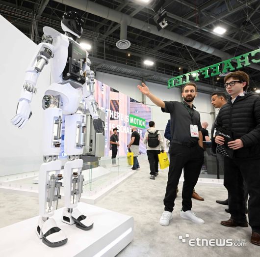 세계 최대 가전·정보기술(IT) 전시회 'CES 2026'이 개막한 6일(현지시간) 미국 네바다주 라스베이거스 컨벤션센터 웨스트홀에 마련된 셰플러 부스에서 참관객이 휴머노이드 로봇 'S³AM'을 살펴보고 있다.  라스베이거스=이동근기자 foto@etnews.com