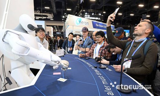 세계 최대 가전·정보기술(IT) 전시회 'CES 2026'이 개막 이틀째인 7일(현지시간) 미국 네바다주 라스베이거스 컨벤션센터 노스홀에 마련된 샤르파 부스에서 휴머노이드로봇이 블랙잭 게임딜러 역할을 하고 있다.  라스베이거스=이동근기자 foto@etnews.com