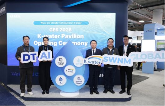 윤석대 한국수자원공사 사장(사진 가운데)과 동반 참가기업 주요 관계자들이 6일(현지시간) CES 2026에서 진행된 K-water관 개관식에서 AI 등 물 관련 주요 키워드를 들고 기념사진을 촬영하고 있다. 사진 출처 : 수공