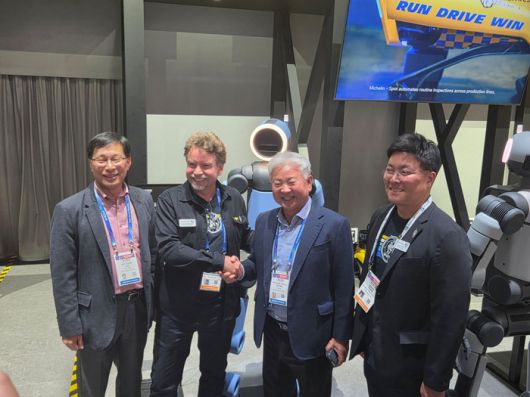 7일(현지시간) 미국 라스베이거스에서 열린 'CES 2026'에서 에티버스와 보스턴 다이내믹스 주요 인사가 만나 악수를 하고 있다. 왼쪽부터 이호준 에티버스 대표이사, 마크 테어먼 보스톤 다이내믹스 최고전략책임자(CSO), 정명철 에티버스그룹 회장, 제이슨 윤 보스턴 다이내믹스 아시아 담당. [사진=에티버스 제공]