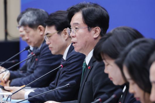 김영훈 고용노동부 장관이 12일 정부세종청사 고용노동부 대회의실에서 열린 한국산업인력공단 등 산하기관 업무보고에서 발언하고 있다. 연합뉴스.