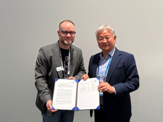 7일(현지시간) 미국 라스베이거스 CES 2026 현장에서 정명철 에티버스그룹 회장(사진우측), 케일럽 실베스터 보스턴 다이내믹스 키어카운트 영업 총괄이 양사 간 파트너십 체결 후 기념촬영을 하고 있다. [사진=에티버스 제공]