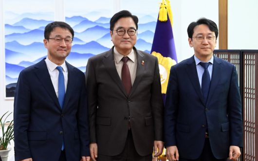 더불어민주당 한병도 신임 원내대표(왼쪽)가 12일 국회에서 우원식 국회의장을 예방, 기념촬영을 하고 있다. 오른쪽은 천준호 신임 원내운영수석부대표. 연합뉴스