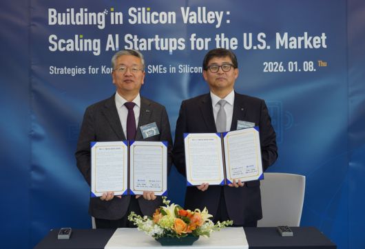 지난 8일(현지시간) 미국 실리콘밸리에 위치한 기술보증기금 실리콘밸리지점에서 진행된 북미 진출 국내기업 금융지원 확대를 위한 업무협약식에서 도건우 신한은행 미주지역본부장(오른쪽)과 김종호 기술보증기금 이사장이 기념촬영하고 있다.