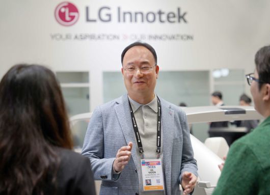 문혁수 LG이노텍 대표가 지난 7일(현지시간) 미국 라스베이거스 컨벤션센터 LG이노텍 부스에서 기자들과 만나 질의응답하고 있다. 〈사진 LG이노텍 제공〉