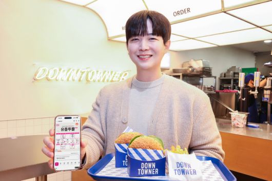 유플투쁠 제휴처 다운타우너에서 1월 대표 혜택인 버거세트를 소개하고 있는 모습