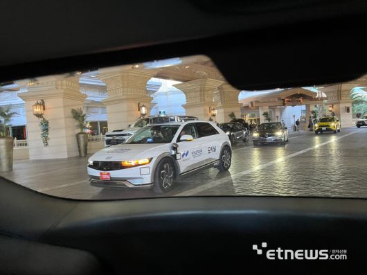 모셔널 아이오닉5 로보택시가 복잡한 호텔 로비를 통과하는 모습. 라스베이거스=정치연 기자