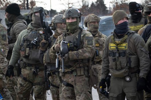 11일(현지시간) 미국 미네소타주 미니애폴리스에서 연방 요원들이 시위대에 대치하고 있다. 사진=AFP 연합뉴스