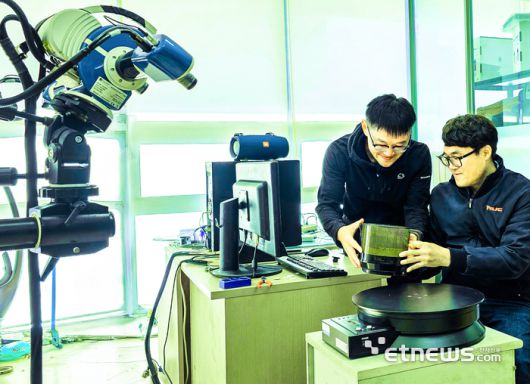 엔유씨전자와  영진전문대학교 기업지원센터 관계자가 역설계를 위한 3D스캔에 대해 의견을 나누고 있다.