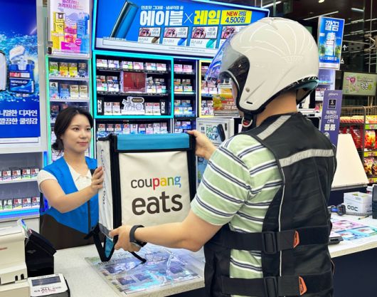 GS25 매장에서 쿠팡이츠 배달하는 모습 〈자료 GS리테일〉