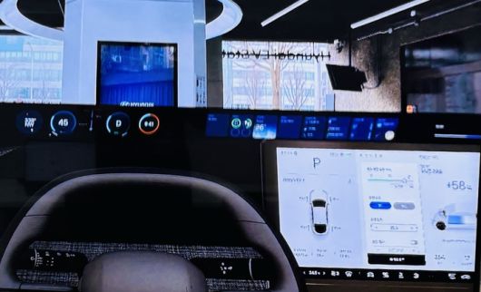 운적석 방향 대시보드 상단에 적용한 디지털 계기판