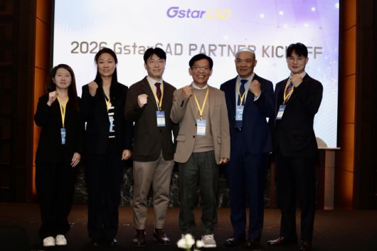 모두솔루션은 14일 여의도 콘래드 서울에서 '2026 지스타캐드 파트너 킥오프'를 개최했다. 왼쪽부터 조미란 모두솔루션 차장,    요란다 왕 지스타소프트 영업 메니저 , 한운선 모두솔루션 부장  , 정충구 모두솔루션 대표,  메이유 황 지스타 소프트 부사장, 성기정 모두솔루션 상무가 행사에 앞서 파이팅을 외쳤다.