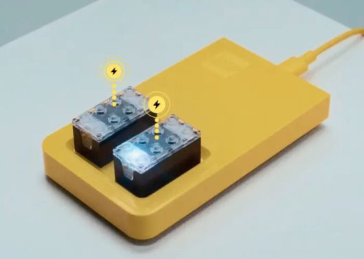 스마트 브릭은 플러그를 꽂는 대신 전동 칫솔처럼 코일을 통해 충전된다 / LEGO