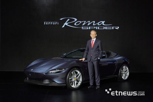 페라리 로마 스파이더와 포즈를 취한 베네데토 비냐 페라리 최고경영자(CEO)
