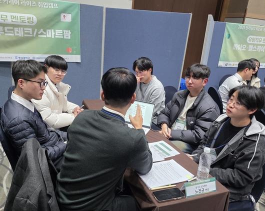 '2025 전라남도 RISE 커리어 라이즈 취업캠프'에 참여한 학생들이 스마트팜·푸드테크 분야 멘토로부터 멘토링을 받고 있다.