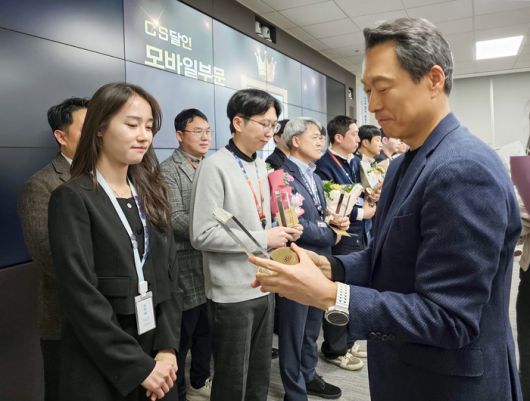 (오른쪽)김영호 삼성전자서비스 대표(부사장).