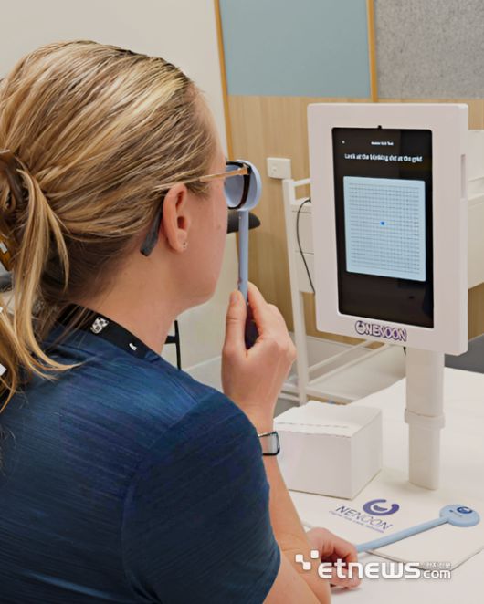 해외 이용자가 픽셀로 AI 안건강 자가진단 키오스크를 이용하고 있다.