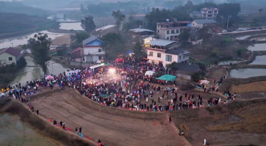 중국의 한 20대 여성이 축제를 위한 돼지 도축을 도와달라는 글을 인터넷에 올려 수천 명의 인파가 몰렸다. 사진=BBC 캡처