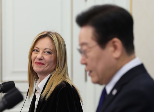 이재명 대통령 발언 듣는 조르자 멜로니 이탈리아 총리     (서울=연합뉴스) 김도훈 기자 = 조르자 멜로니 이탈리아 총리가 19일 청와대에서 열린 한-이탈리아 정상 공동언론발표에서 이재명 대통령 발언을 듣고 있다. 2026.1.19     superdoo82@yna.co.kr (끝)