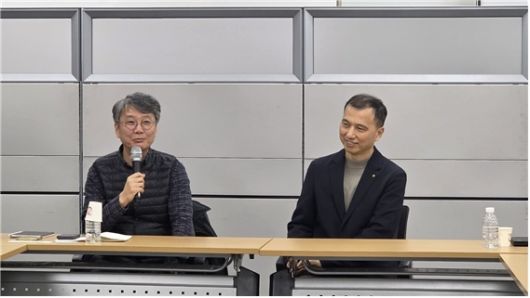 이병희 위원장(왼쪽)과 유한일 부위원장