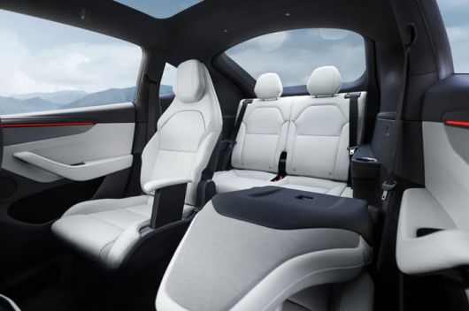 테슬라 모델 Y L 실내