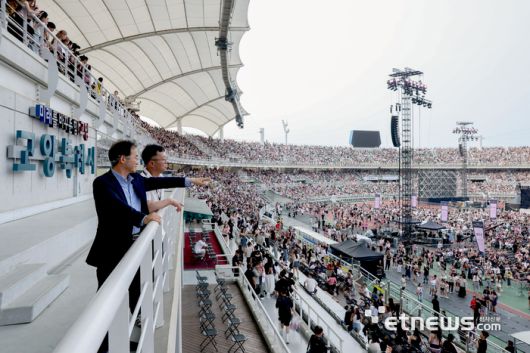 이동환 고양시장(왼쪽)이 지난해 7월 블랙핑크 월드투어 콘서트가 열리는 고양종합운동장을 찾아 현장 점검을 실시했다.