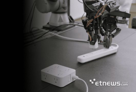 MS 리서치는 자사 AI 모델 '파이' 시리즈 모델을 활용한 시각언어행동(VLA) 모델을 기반으로 자사 첫 번째 로보틱스 모델 '로-알파'(Rho-alpha, ρα)를 개발했다고 21일(현지시간) 밝혔다.