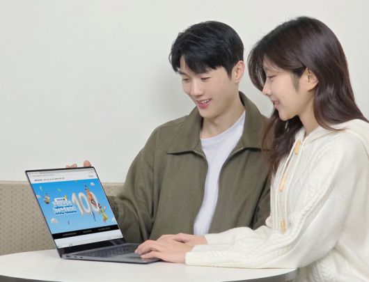 삼성전자 공식 교육 할인몰 '갤럭시 캠퍼스'에서 진행하는 '갤럭시 캠퍼스 100만 축하파티' 이벤트에 참여하는 모습