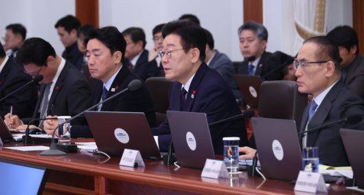 이재명 대통령, 수석보좌관회의 주재     (서울=연합뉴스) 한상균 기자 = 이재명 대통령이 22일 청와대에서 열린 수석보좌관회의를 주재하고 있다. 2026.1.22     xyz@yna.co.kr (끝)