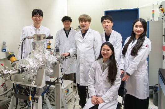 왼쪽부터 김도훈, 안채현, 임현섭 교수, 전준병, 주혜리, 오주희 연구원.