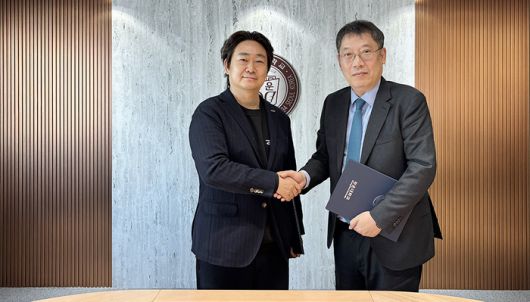 최종복 직스테크놀로지 의장(왼쪽)과  윤도영 광운대학교 총장이 MOU 교환후 악수를 나눴다.