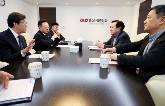 노연홍 약가제도 개편 비상대책위원회 위원장(왼쪽 첫 번째)이 15일 서울 영등포구 중소기업중앙회에서 김기문 중기중앙회장(왼쪽 네 번째)에게 약가 제도 개편안에 대해 설명하고 있다.(사진=한국제약바이오협회)