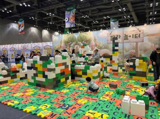 미취학 아동들이 안전하게 뛰어놀 수 있는 말랑놀이터