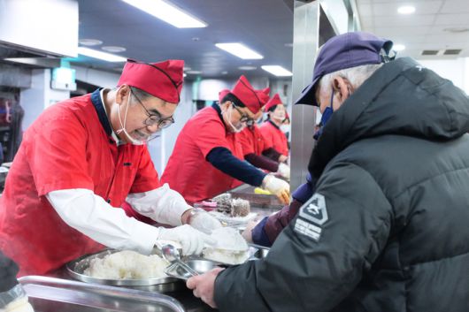안나의 집에서 봉사활동 중인 콘야마 마나부 한국토요타자동차 사장