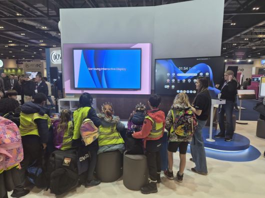 영국 런던 '베트 2026'에 마련된 삼성전자 전시 공간을 찾은 관람객들이 AI 솔루션과 제품을 체험하고 있다. (사진=삼성전자)