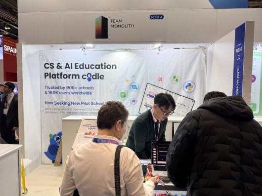 엄은상 팀모노리스 대표가 22일 부스 방문객을 대상으로 서비스를 보여주고 있다. (사진=이지희 기자)