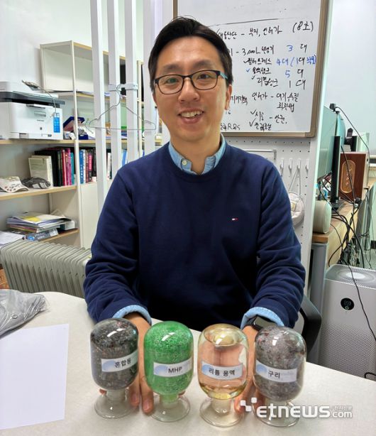 정해성 에스알 대표가 실제 폐배터리에서 나온 혼합동과 여기에서 추출한 MHP, 리튬용액, 구리 견본을 소개했다.