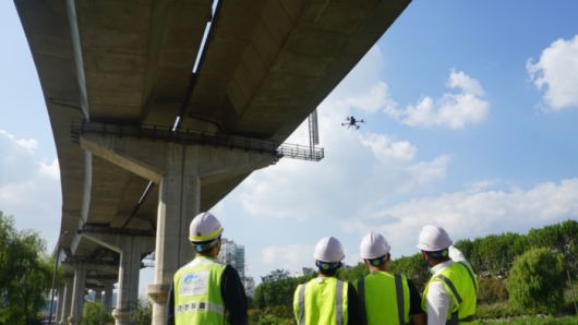 드론을 활용해 시설물을 점검하는 서울시설공단 관계자들 / 서울시설공단