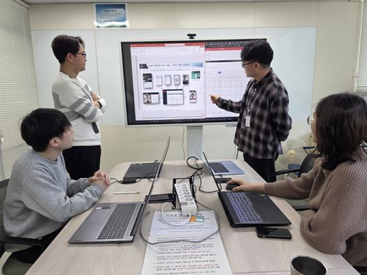 ETRI 연구진이 AI 기반 재난심리회복지원 플랫폼 화면을 기반으로 주요 기능과 서비스 흐름을 점검·논의하고 있다.