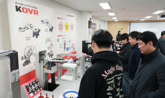 인아그룹은 지난 24일  인아오리엔탈모터 서울사무소 로봇 랩에서 '인아 로보틱스 랩 데이(INA Robotics Lab Day)' 행사를 개최했다. KVOR 시리즈 앞에서 관람객들이 로봇을 관람하고 있다.
