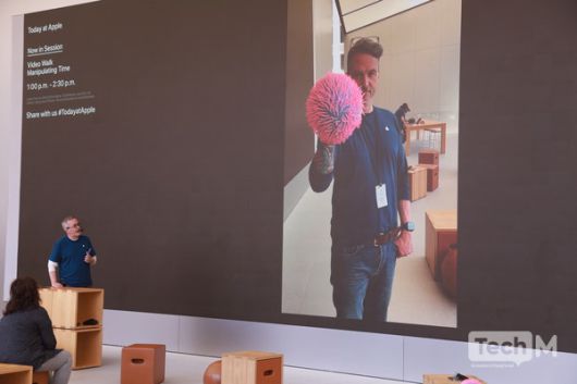 애플스토어 직원이 강연을 하고 있다. / 사진=이성우 기자