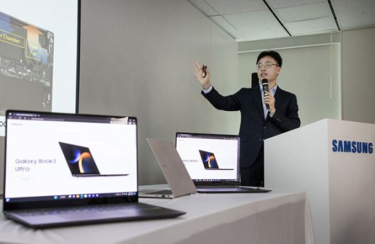 23일 서울 중구 삼성전자 기자실에서 열린 미디어 브리핑에서 MX사업부 뉴컴퓨팅 하드웨어 개발2그룹장 심황윤 상무가 갤럭시 북3 울트라 개발 과정을 설명하고 있다. /사진=삼성전자 제공