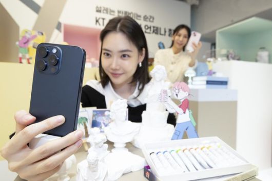 모델이 아이폰15 시리즈를 소개하고 있다. / 사진=KT 제공