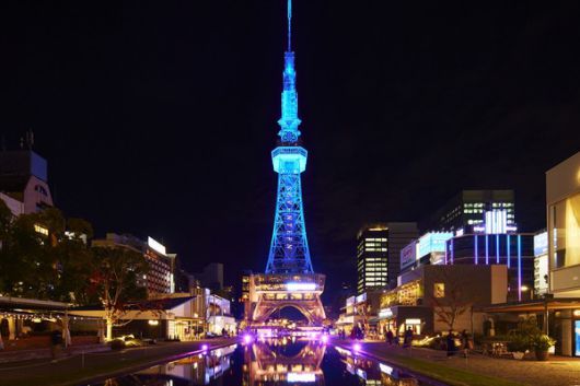 세븐틴 상징색으로 점등된 미라이타워. /사진=하이브 제공