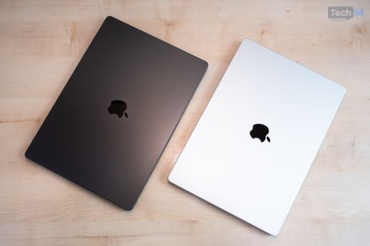 맥북 프로 '스페이스 블랙' 컬러(왼쪽)와 '실버' 컬러 /사진=테크M