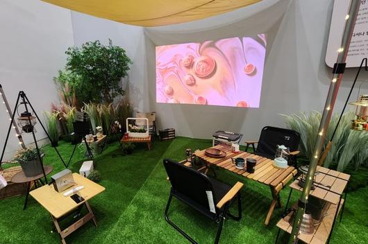 LG 스탠바이미 Go와 LG 시네빔 큐브 체험이 가능한 캠핑존 / 사진=배수현 기자