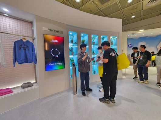 관람객이 서클 투 서치 기능을 이용해보고 있다 / 사진=배수현 기자