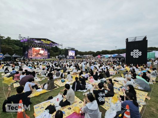 22일 서울 올림픽 공원 88잔디마당에서 열린 넥슨 '마비노기' 서비스 20주년 기념 '판타지 파티' 현장을 찾은 관람객들이 2024 여름 쇼케이스를 감상하고 있다. /사진=임경호 기자